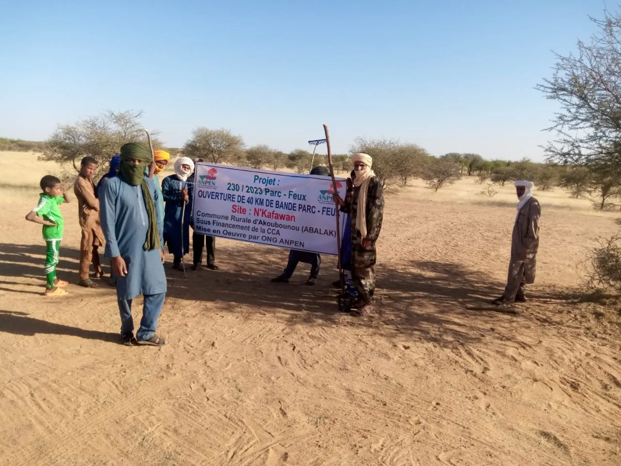 Équipe de l'ONG ANPEN tenant une banderole de projet à N'Kafawan