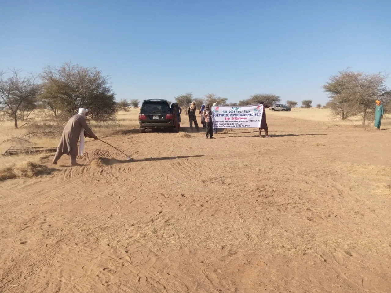 Vue large du site de N'Kafawan avec véhicule tout-terrain et équipe